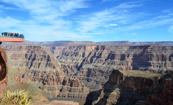 Grand Canyon Skywalk ligt net buiten het nationale park