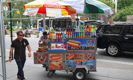 Een typische hotdogkraam in New York City