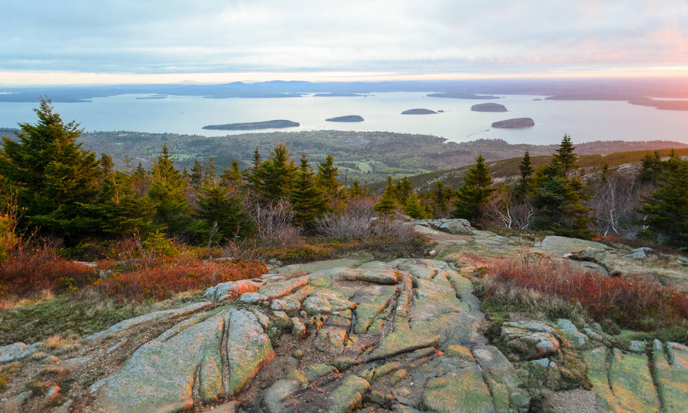 Het uitzicht vanaf Cadillac Mountain in Acadia National Park Maine