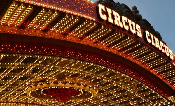 In Hotel Circus Circus zijn circusoptredens