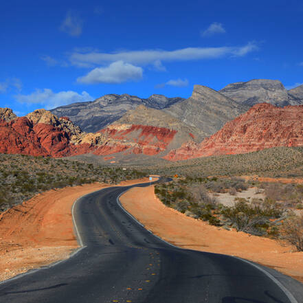 De weg door de Red Rock Canyon