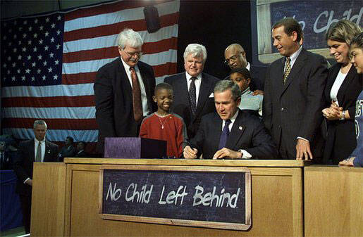 George W. Bush wilde met de No Child Left Behind Act het gat tussen arme en rijke studenten dichten