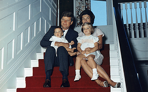 Jacqueline Kennedy met JFK en hun kinderen